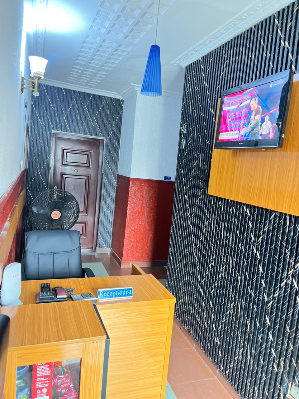 Guest room with ceiling fan at PIKKMASTER BMV SUITE Uyo